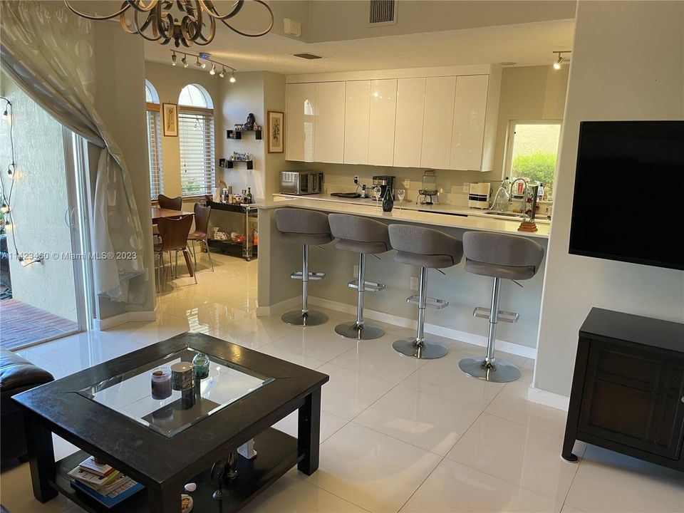 Недавно продано: $1,239,000 (4 спален, 2 ванн, 2330 Квадратных фут)