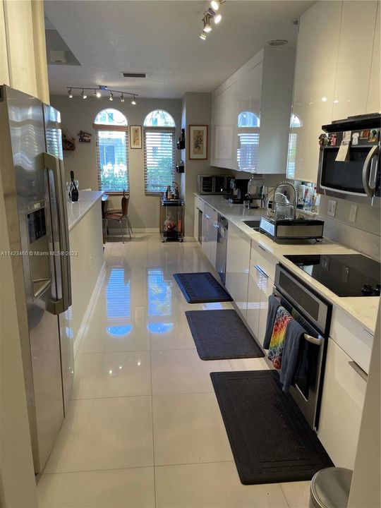 Недавно продано: $1,239,000 (4 спален, 2 ванн, 2330 Квадратных фут)