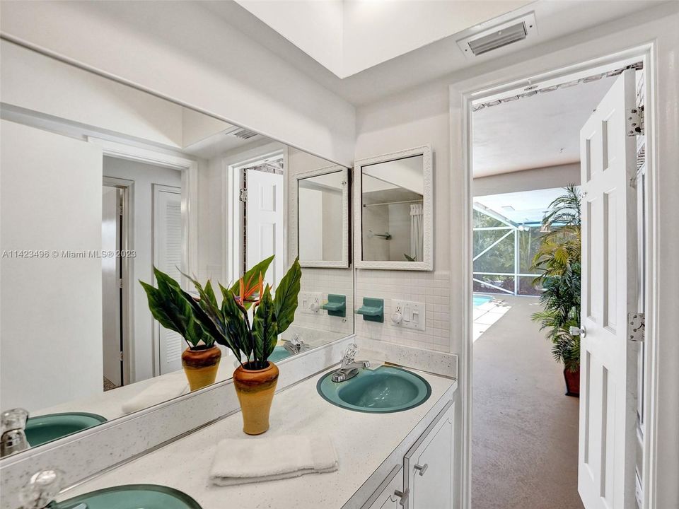 Recently Sold: $769,900 (4 beds, 3 baths, 2694 Square Feet)