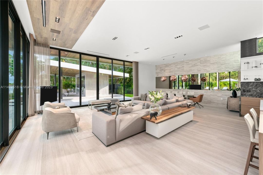 Recently Sold: $7,595,000 (6 beds, 7 baths, 7452 Square Feet)