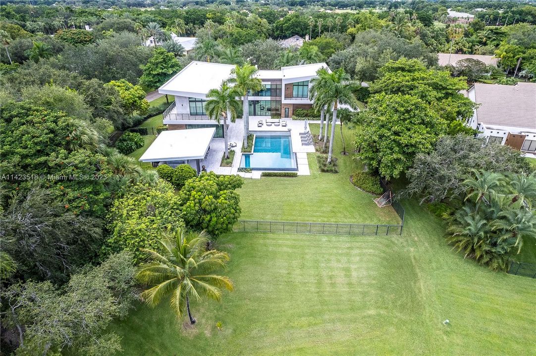 Vendido Recientemente: $7,595,000 (6 camas, 7 baños, 7452 Pies cuadrados)