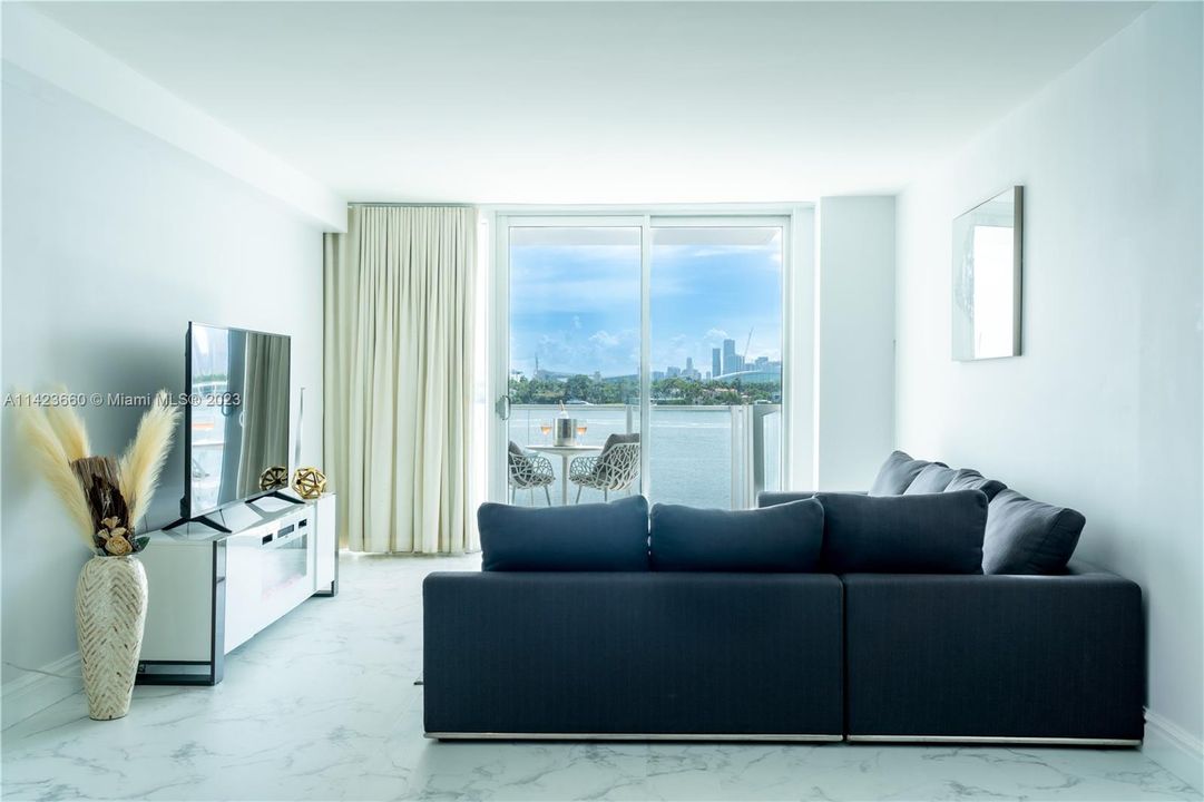 For Sale: $649,000 (1 beds, 1 baths, 696 Square Feet)