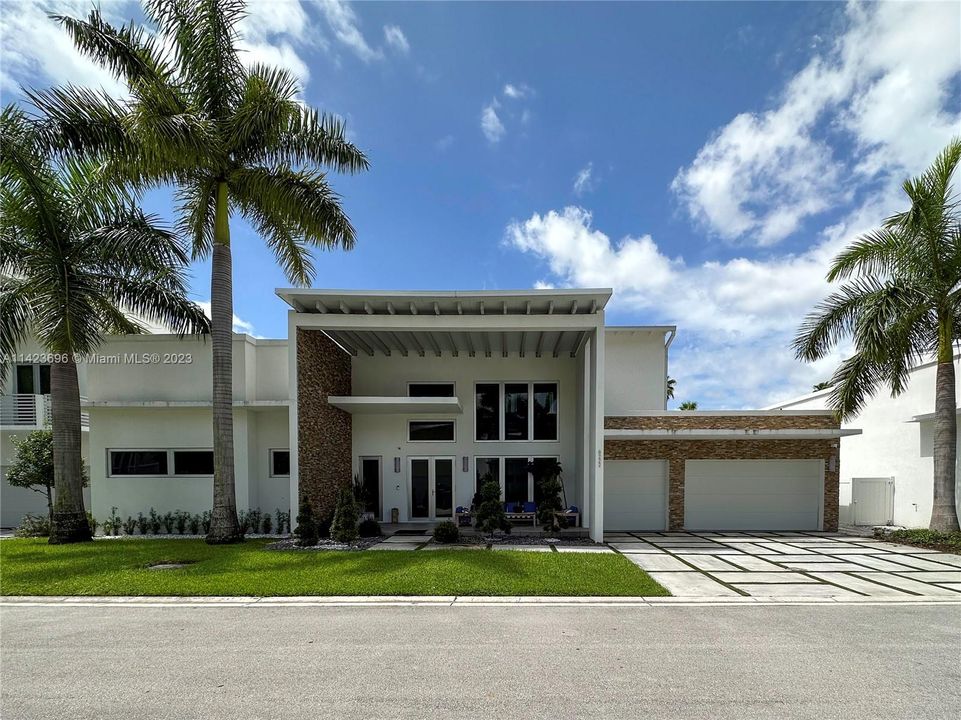 Recently Sold: $2,290,000 (5 beds, 6 baths, 3638 Square Feet)