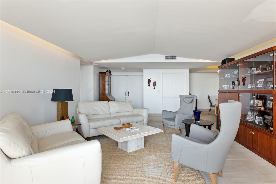 Recently Sold: $1,250,000 (2 beds, 2 baths, 1795 Square Feet)