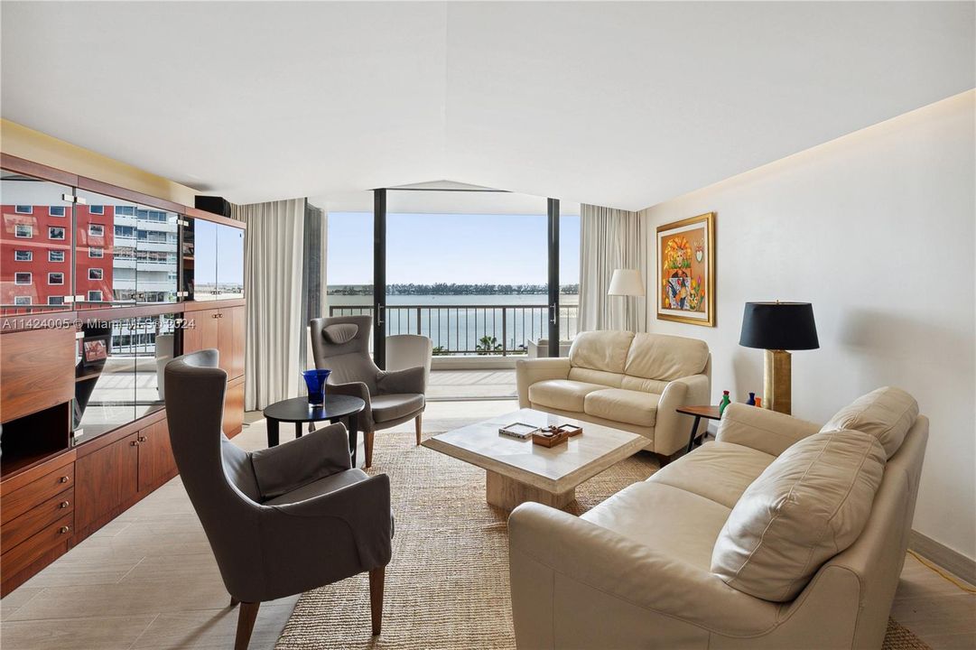 Recently Sold: $1,250,000 (2 beds, 2 baths, 1795 Square Feet)