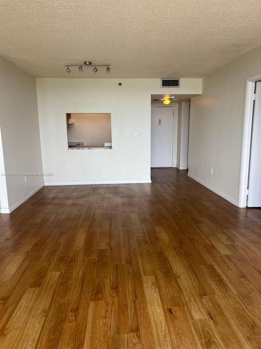 Recently Rented: $1,900 (1 beds, 1 baths, 782 Square Feet)