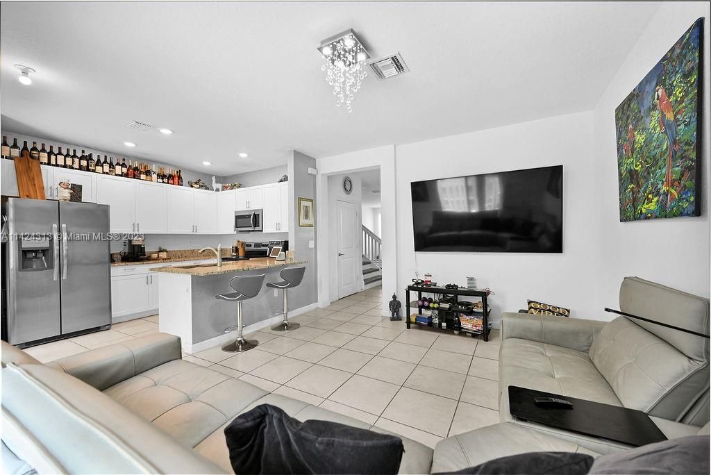 最近售出: $669,000 (4 贝兹, 2 浴室, 1920 平方英尺)