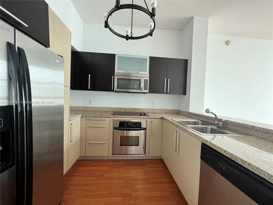 Recently Rented: $2,700 (1 beds, 1 baths, 706 Square Feet)