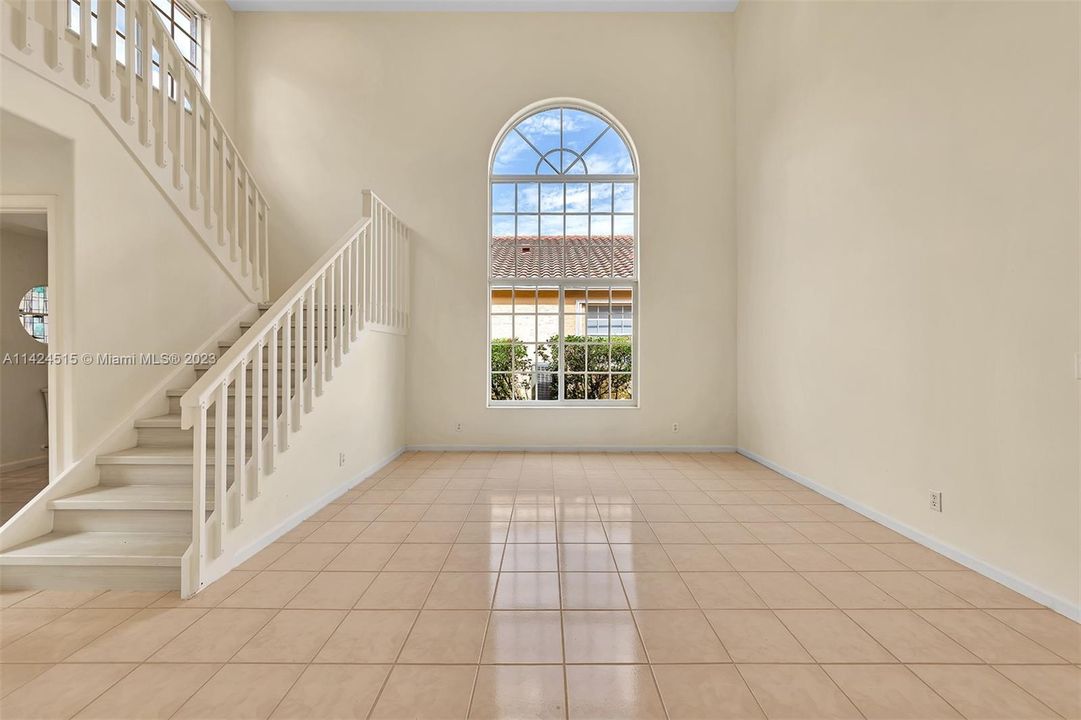 Voluminous Ceiling in living room.