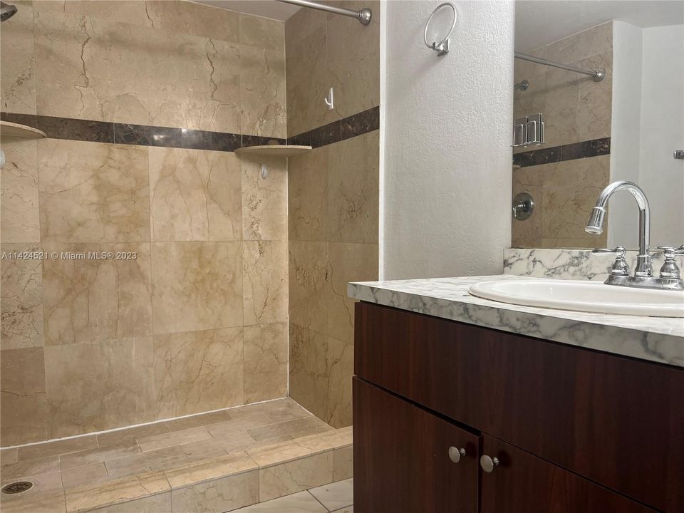 Недавно арендовано: $2,400 (2 спален, 2 ванн, 1000 Квадратных фут)