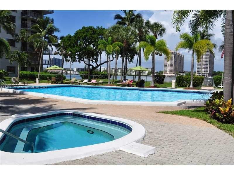 Recently Sold: $289,500 (2 beds, 2 baths, 1210 Square Feet)