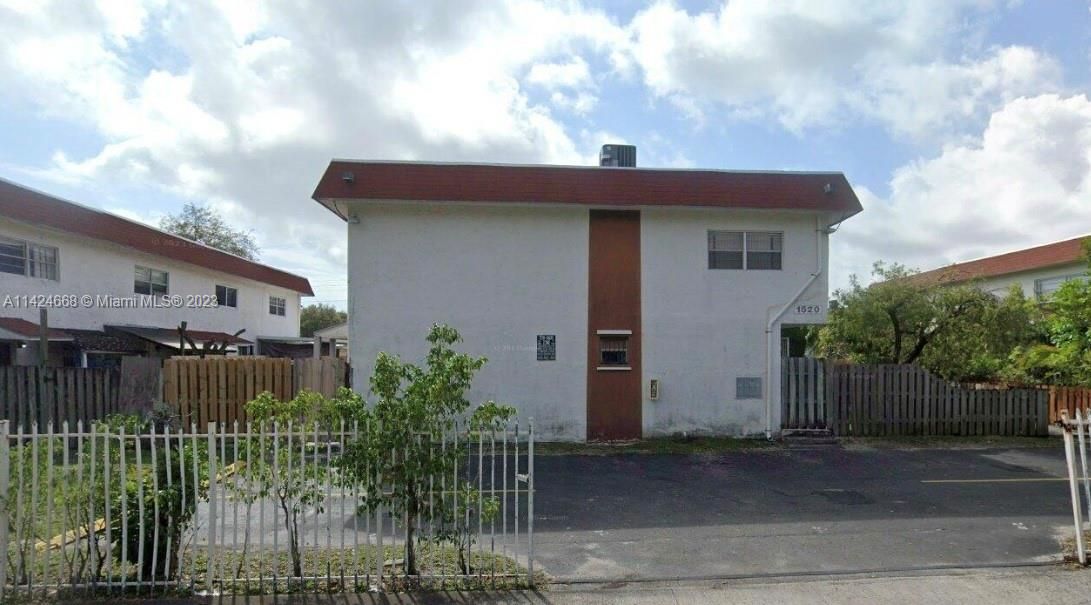 Vendido Recientemente: $195,000 (2 camas, 2 baños, 1075 Pies cuadrados)