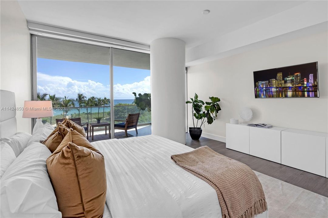 Recently Sold: $5,650,000 (2 beds, 3 baths, 2019 Square Feet)