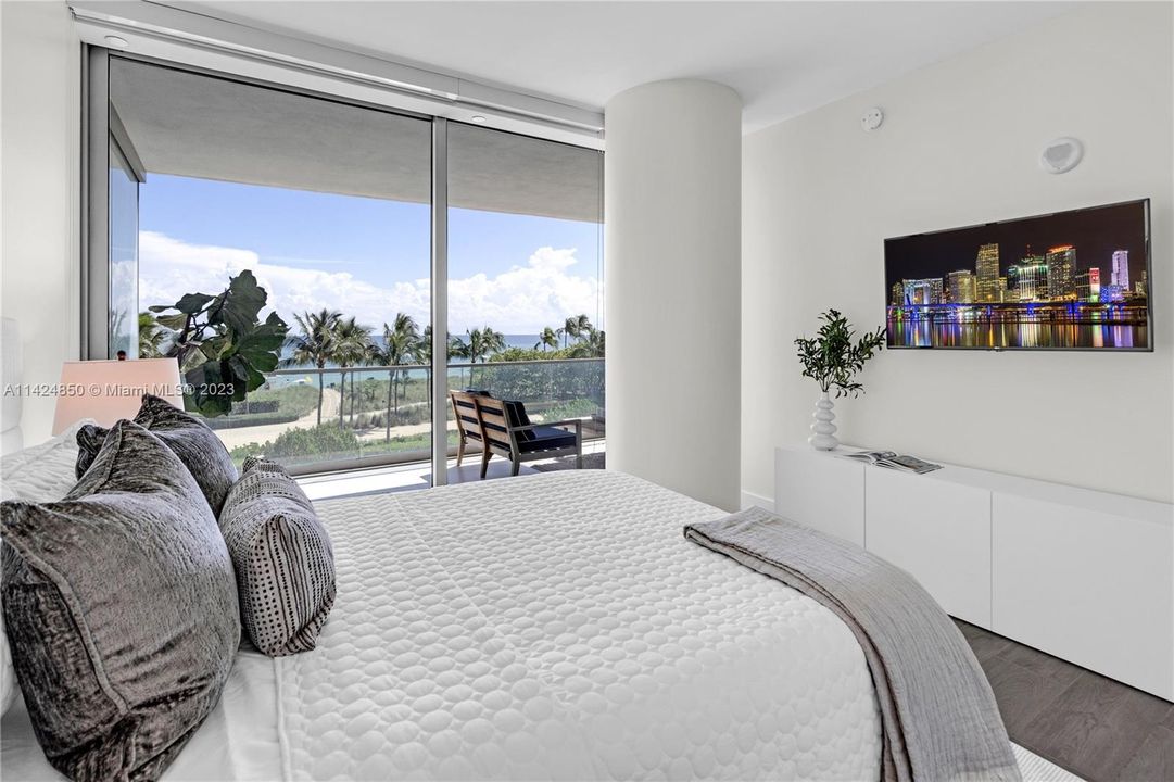 Recently Sold: $5,650,000 (2 beds, 3 baths, 2019 Square Feet)