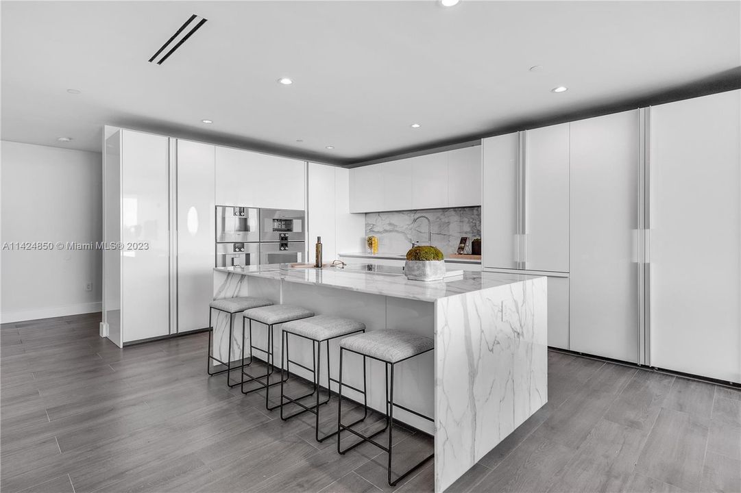 Recently Sold: $5,650,000 (2 beds, 3 baths, 2019 Square Feet)