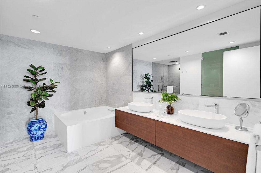 Recently Sold: $5,650,000 (2 beds, 3 baths, 2019 Square Feet)