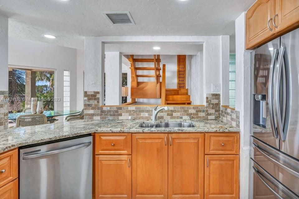 Recently Sold: $3,375,000 (2 beds, 2 baths, 2319 Square Feet)