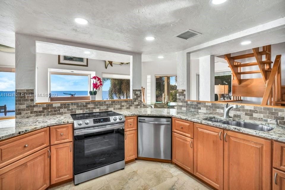 Recently Sold: $3,375,000 (2 beds, 2 baths, 2319 Square Feet)