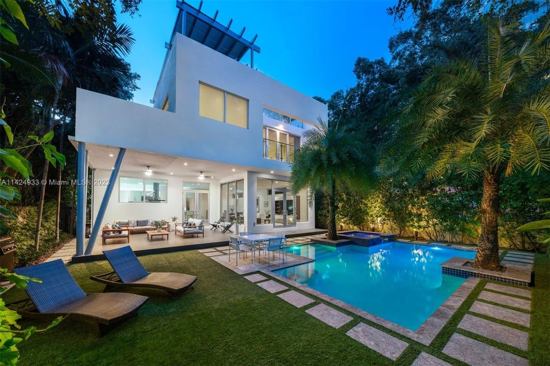 Vendido Recientemente: $5,975,000 (5 camas, 5 baños, 4618 Pies cuadrados)