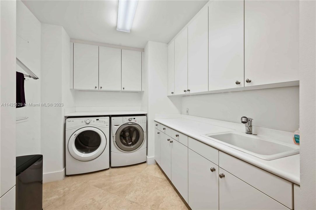 Recently Sold: $3,200,000 (2 beds, 2 baths, 2009 Square Feet)