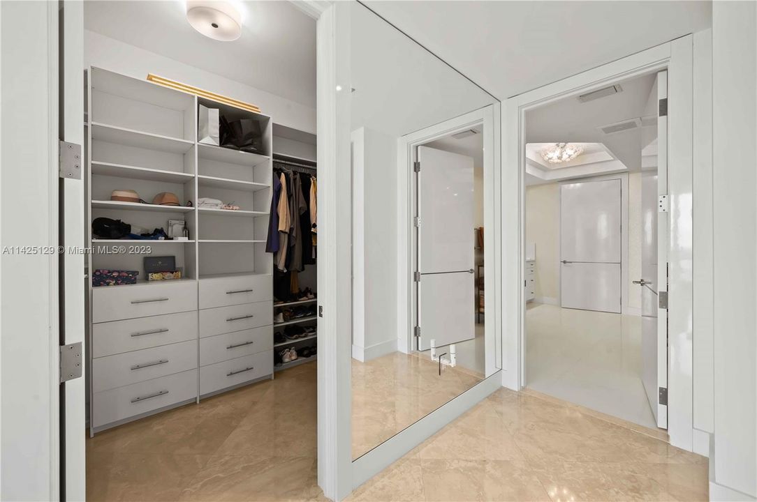 Recently Sold: $3,200,000 (2 beds, 2 baths, 2009 Square Feet)