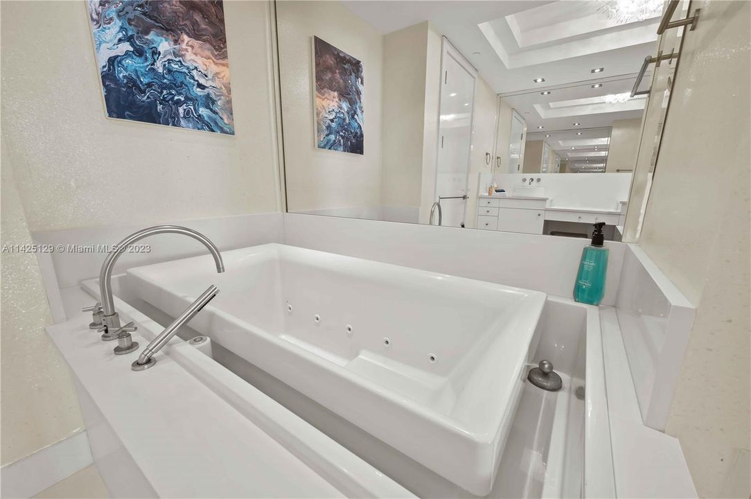 Recently Sold: $3,200,000 (2 beds, 2 baths, 2009 Square Feet)