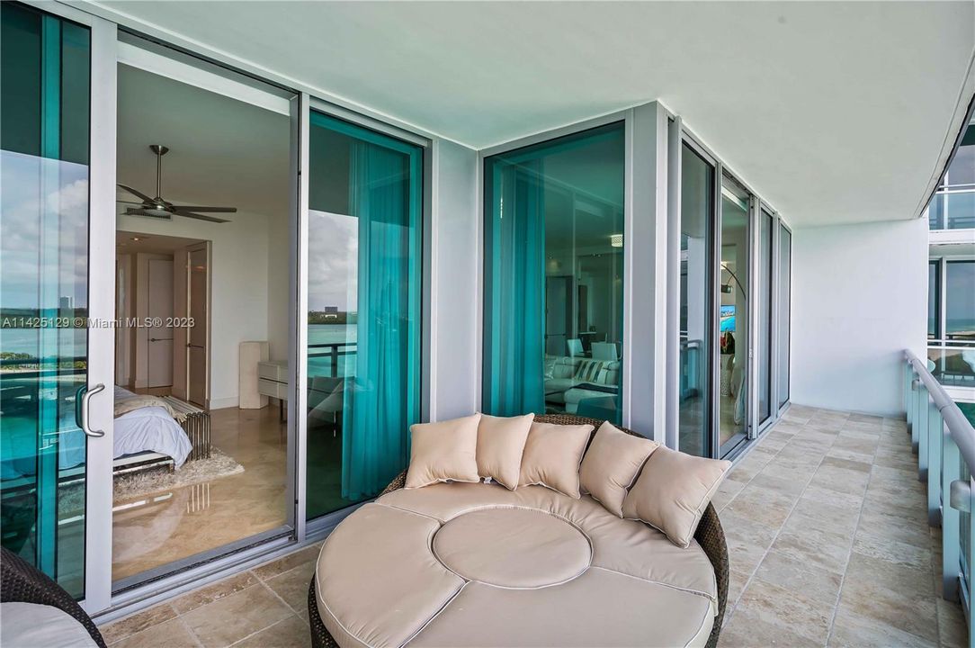 Recently Sold: $3,200,000 (2 beds, 2 baths, 2009 Square Feet)