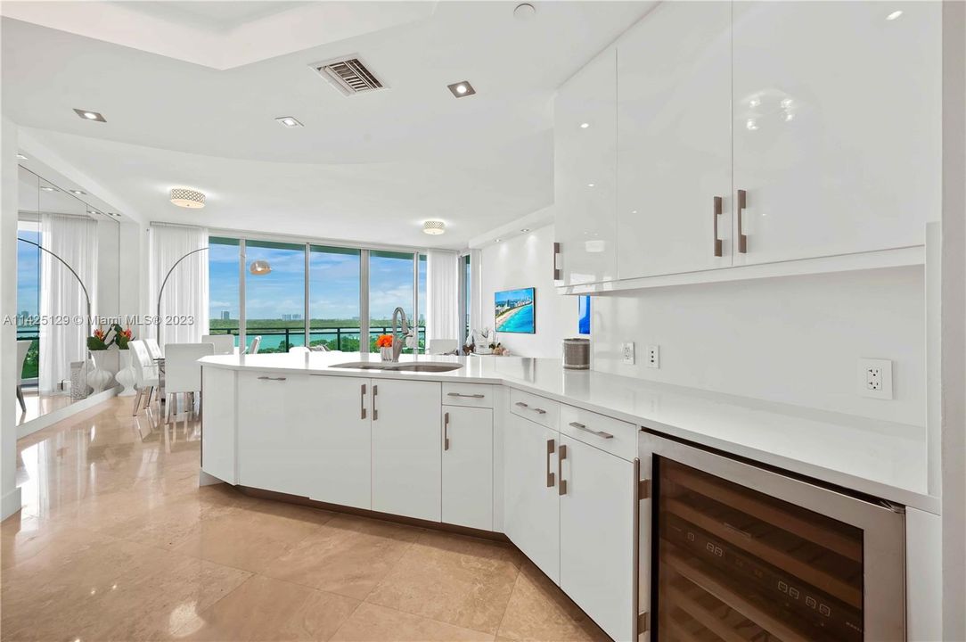 Recently Sold: $3,200,000 (2 beds, 2 baths, 2009 Square Feet)