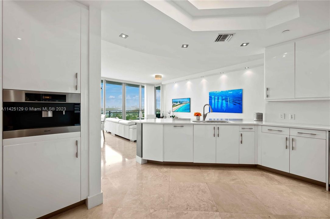 Recently Sold: $3,200,000 (2 beds, 2 baths, 2009 Square Feet)