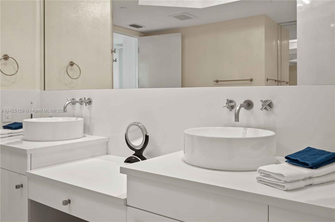 Recently Sold: $3,200,000 (2 beds, 2 baths, 2009 Square Feet)