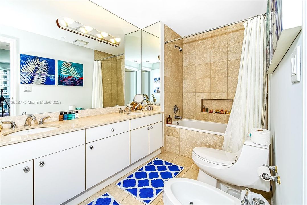 最近售出: $2,990,000 (2 贝兹, 2 浴室, 2160 平方英尺)