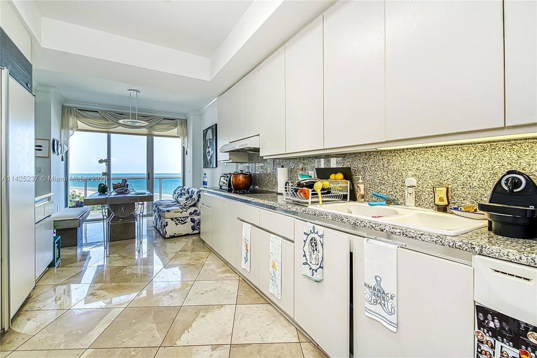 最近售出: $2,990,000 (2 贝兹, 2 浴室, 2160 平方英尺)