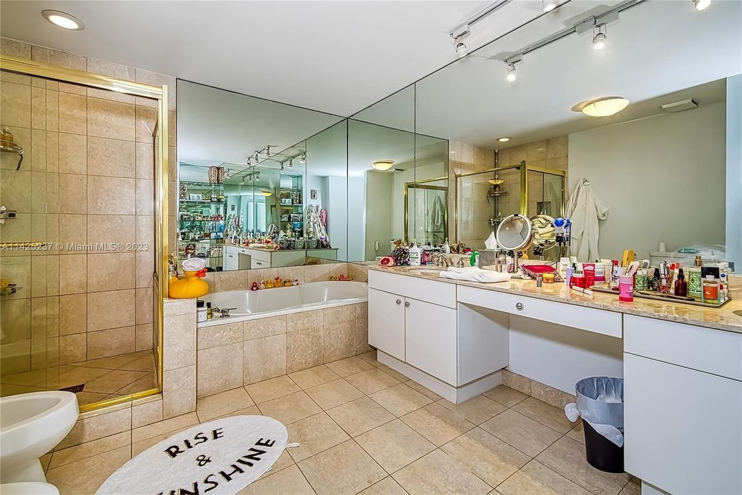 最近售出: $2,990,000 (2 贝兹, 2 浴室, 2160 平方英尺)