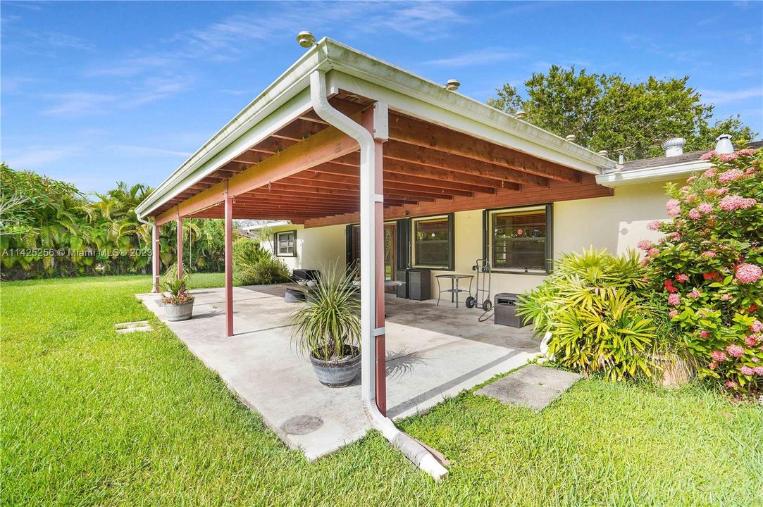 Recently Sold: $830,000 (3 beds, 2 baths, 1372 Square Feet)