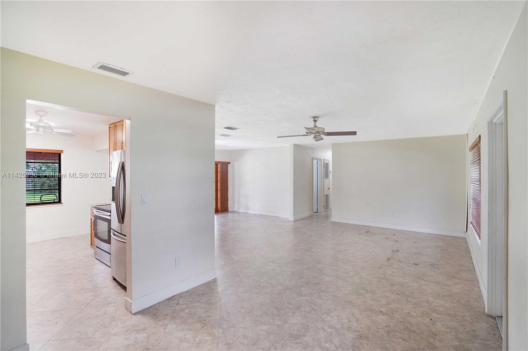 Recently Sold: $830,000 (3 beds, 2 baths, 1372 Square Feet)