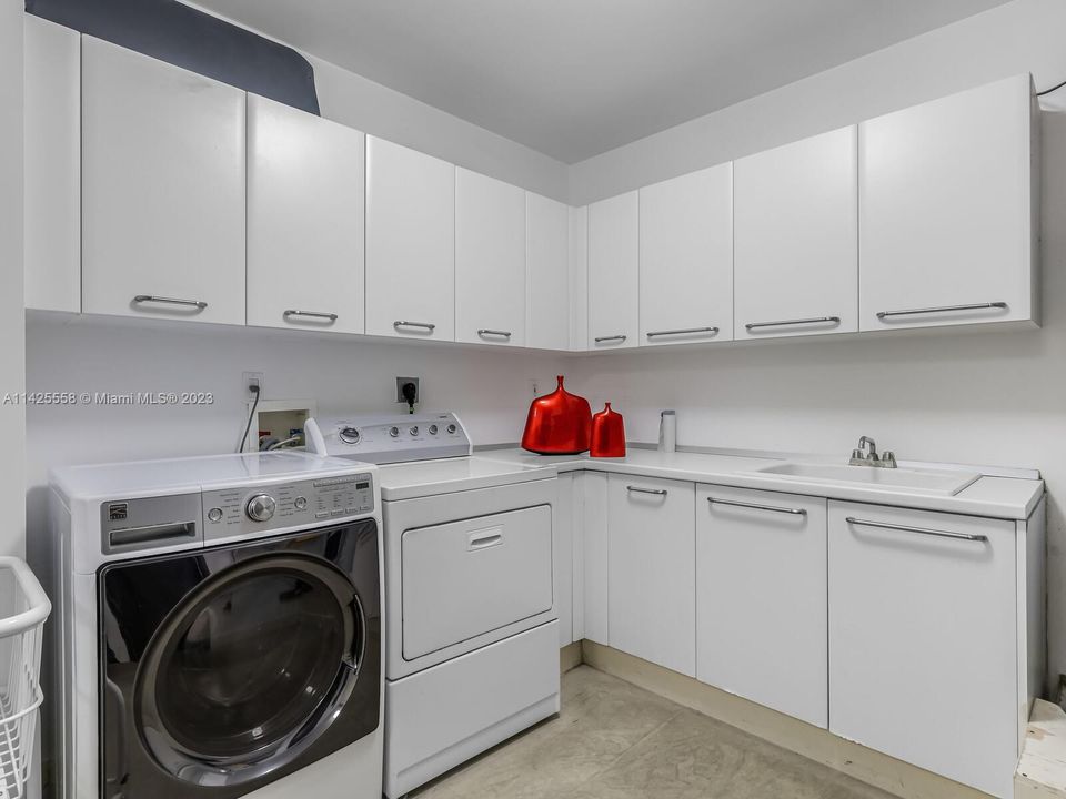 Недавно продано: $5,450,000 (5 спален, 6 ванн, 5792 Квадратных фут)