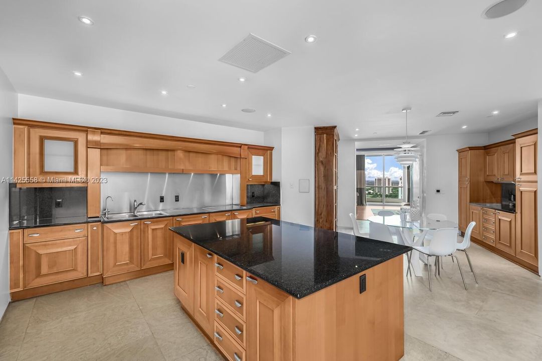 Недавно продано: $5,450,000 (5 спален, 6 ванн, 5792 Квадратных фут)