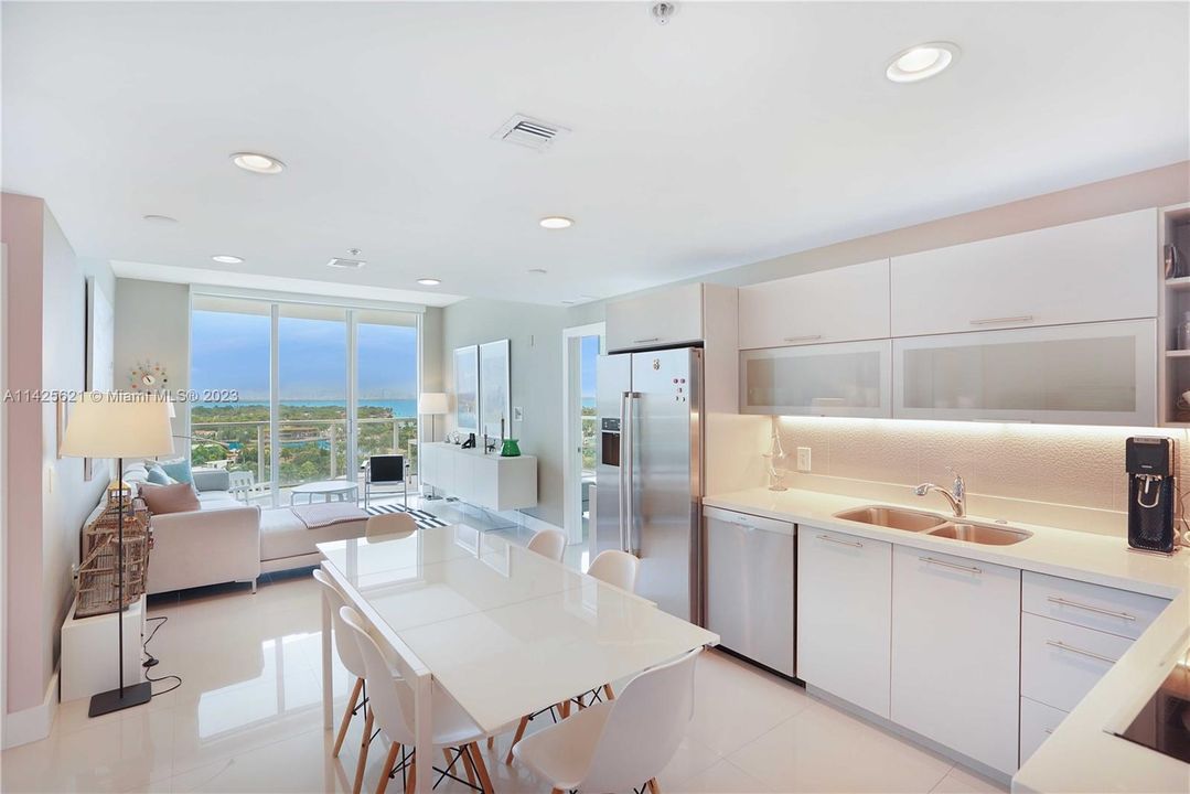 Недавно продано: $975,000 (2 спален, 2 ванн, 938 Квадратных фут)