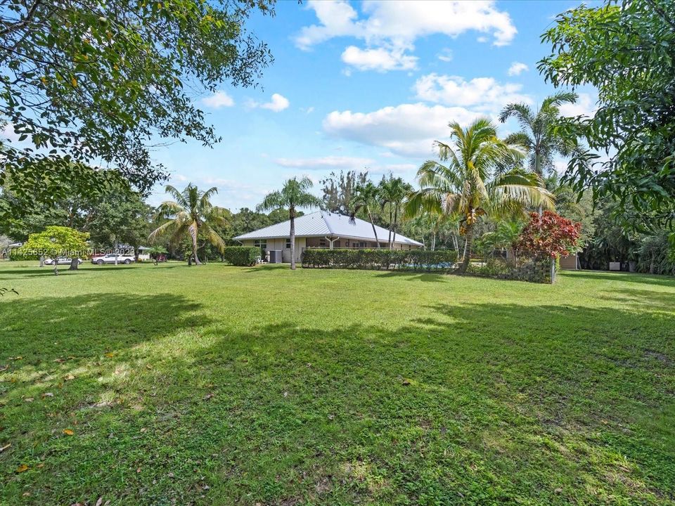 Recently Sold: $900,000 (3 beds, 2 baths, 1909 Square Feet)