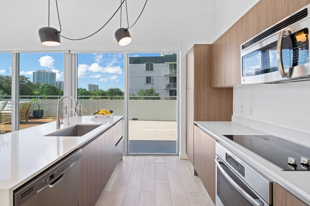 Recently Sold: $1,200,000 (3 beds, 3 baths, 1351 Square Feet)