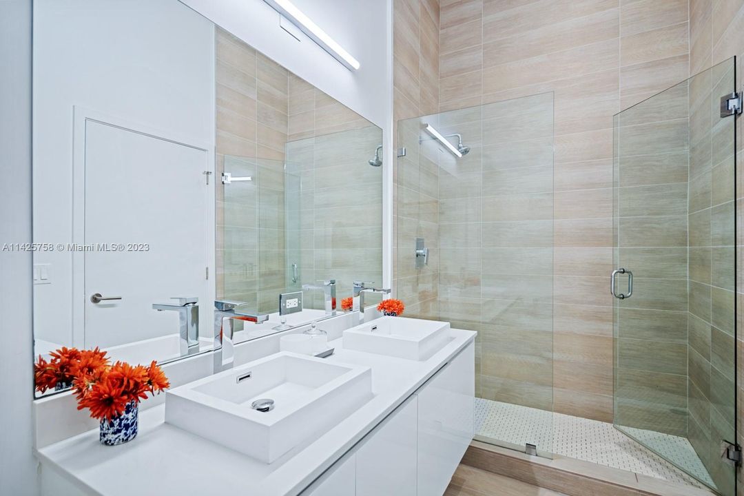 Recently Sold: $1,200,000 (3 beds, 3 baths, 1351 Square Feet)