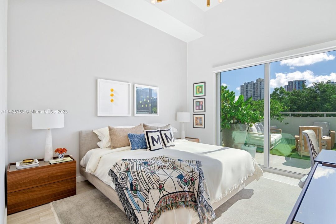 Recently Sold: $1,200,000 (3 beds, 3 baths, 1351 Square Feet)