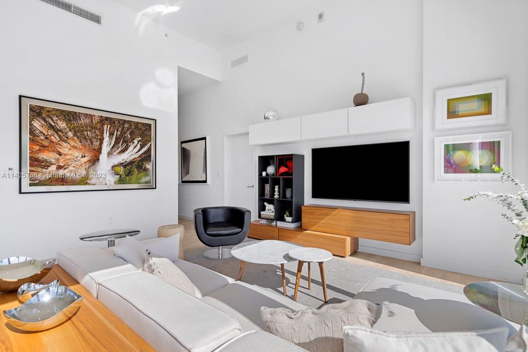 Recently Sold: $1,200,000 (3 beds, 3 baths, 1351 Square Feet)