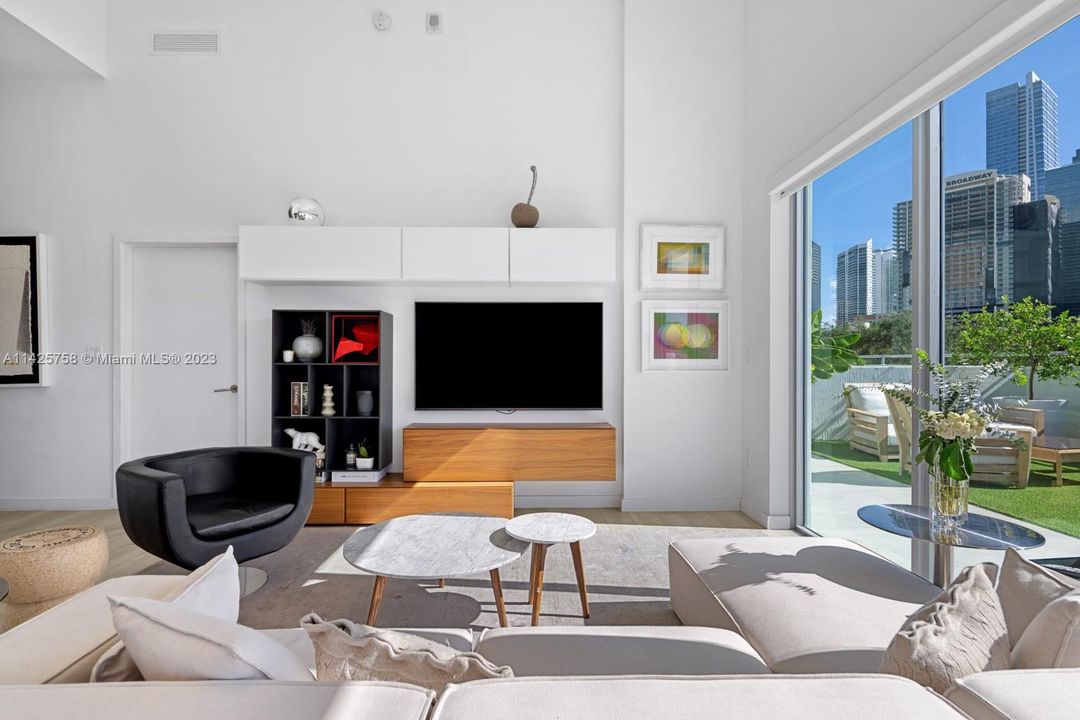 Recently Sold: $1,200,000 (3 beds, 3 baths, 1351 Square Feet)