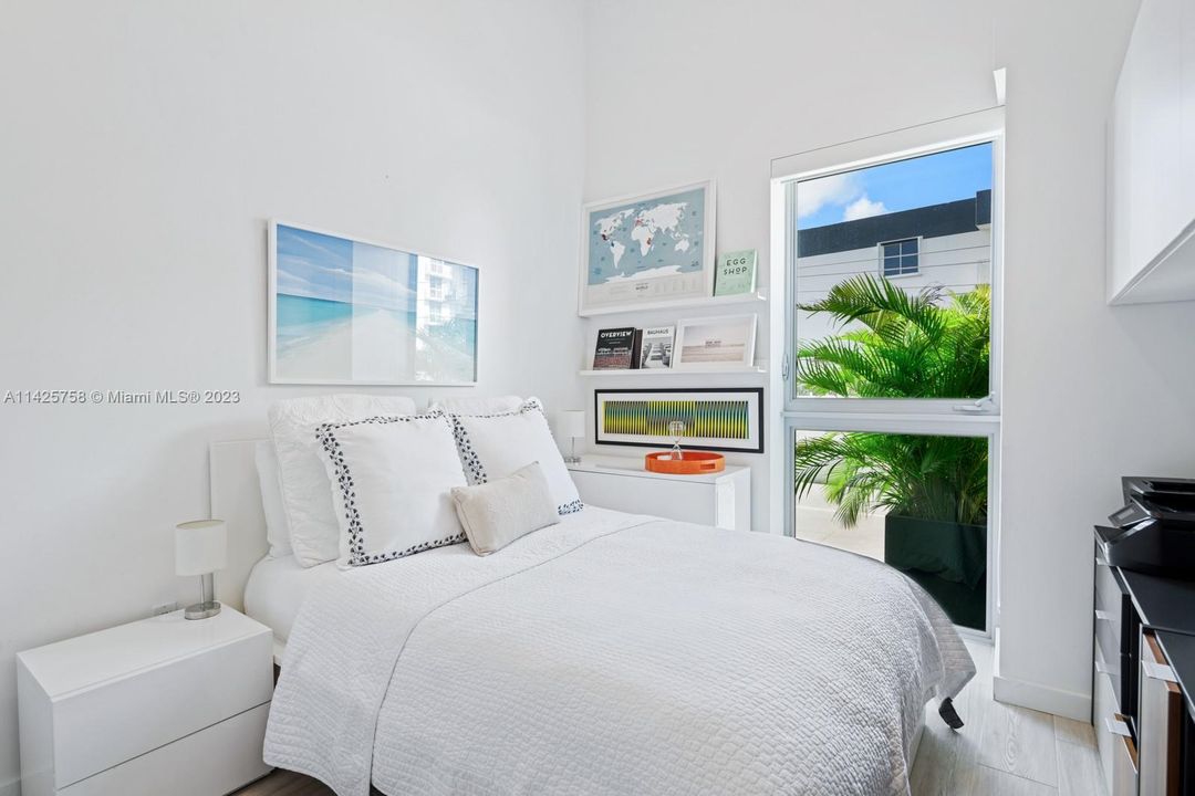 Recently Sold: $1,200,000 (3 beds, 3 baths, 1351 Square Feet)