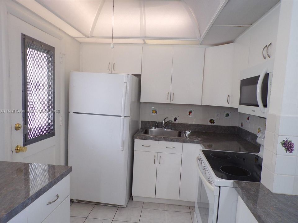 Recently Sold: $209,900 (1 beds, 1 baths, 768 Square Feet)