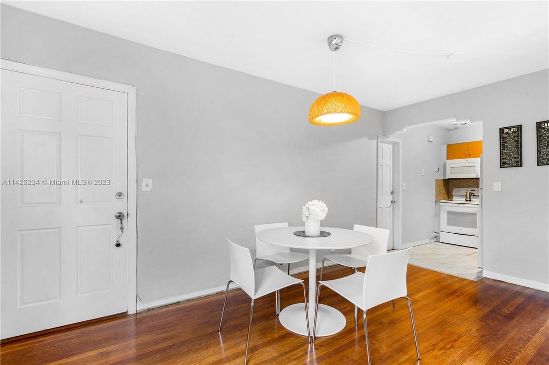 Недавно продано: $315,000 (1 спален, 1 ванн, 520 Квадратных фут)