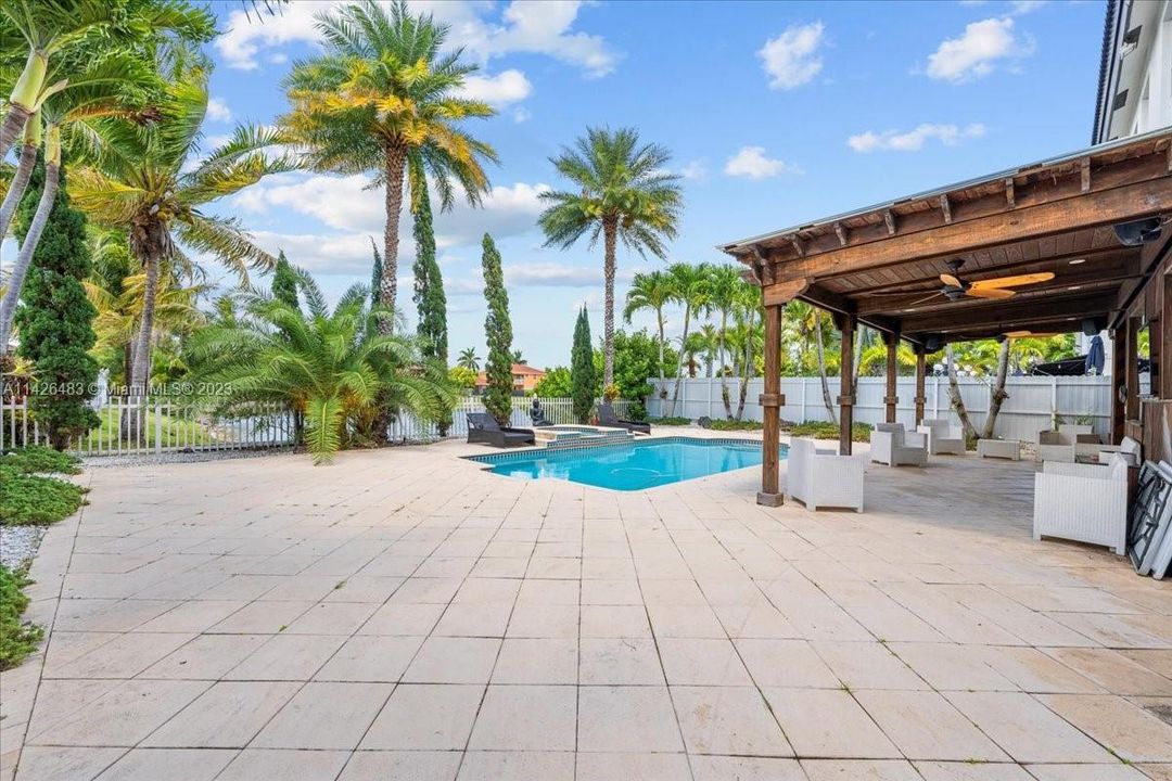 Recently Sold: $850,000 (4 beds, 3 baths, 2630 Square Feet)