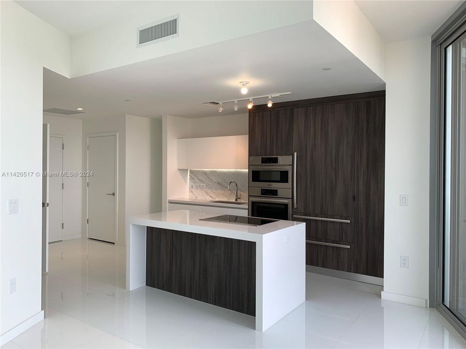 For Sale: $609,000 (1 beds, 1 baths, 937 Square Feet)