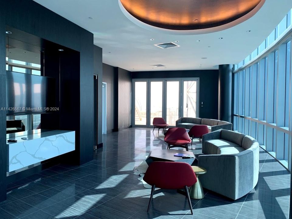 For Sale: $609,000 (1 beds, 1 baths, 937 Square Feet)